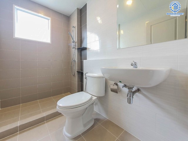 *****บ้านเดี่ยวมือสอง ม.เซนโทร พหลโยธิน-วิภาวดี เนื้อที่กว้าง 51 ตร.ว. ฟังก์ชัน 3 ห้องนอน 3 ห้องน้ำ ที่จอดรถ 2 คัน บ้านหลังใหญ่ สภาพใหม่เอี่ยม พร้อมลากกระเป๋าเข้าอยู่! บนทำเลเดินทางสะดวกเชื่อมต่อถนนพหลโยธิน, ถนนลำลูกกา, ถนนสายไหม, ถนนรังสิต-นครนายก และทางด่วน "โทลล์เวย์" จองเลยวันนี้!